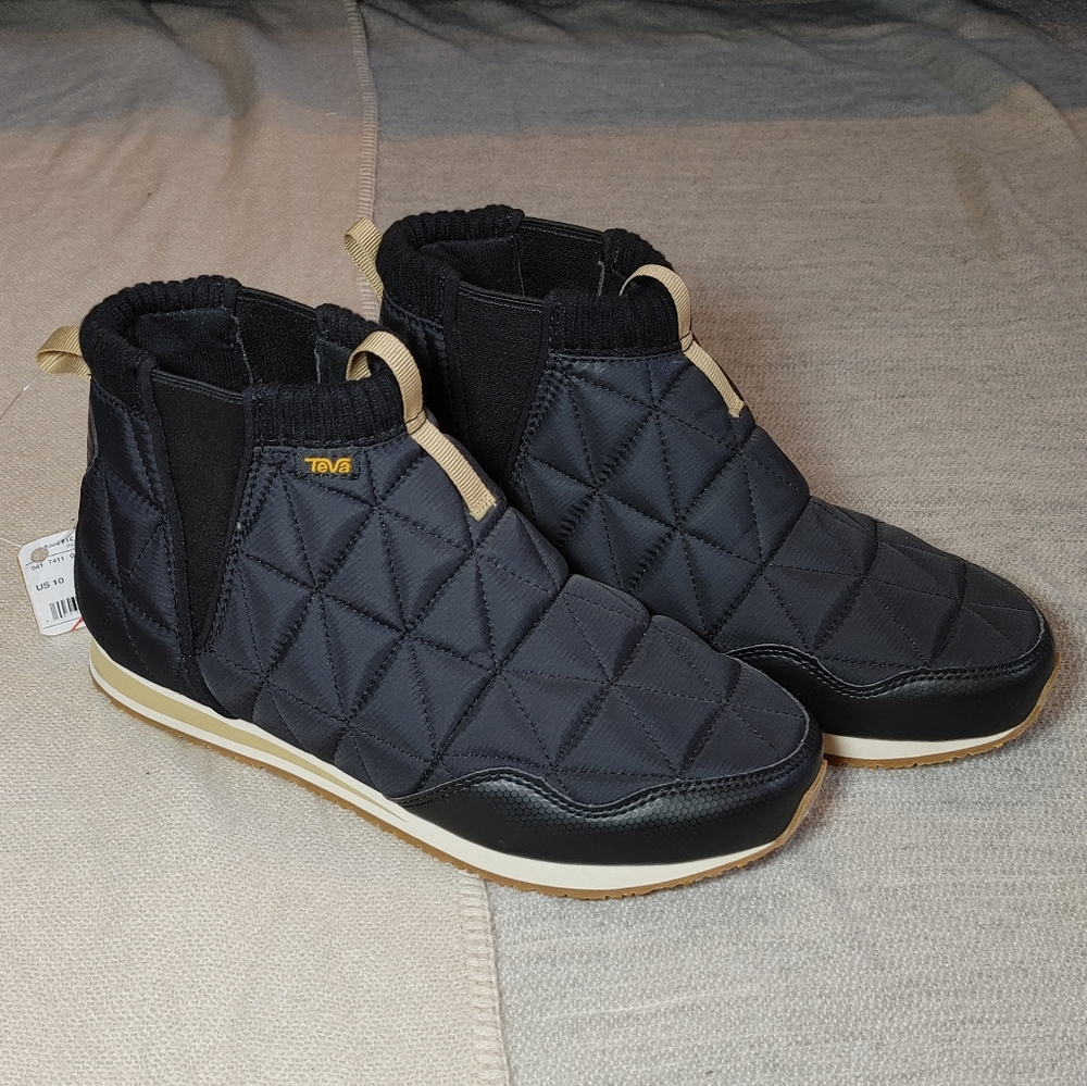 Teva waterproof ankle boots NWT